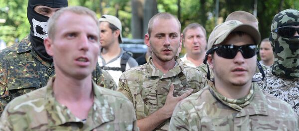 Проводы бойцов батальона нацгвардии Шахтерск в Киеве в зону силовой операции - Sputnik Afrique