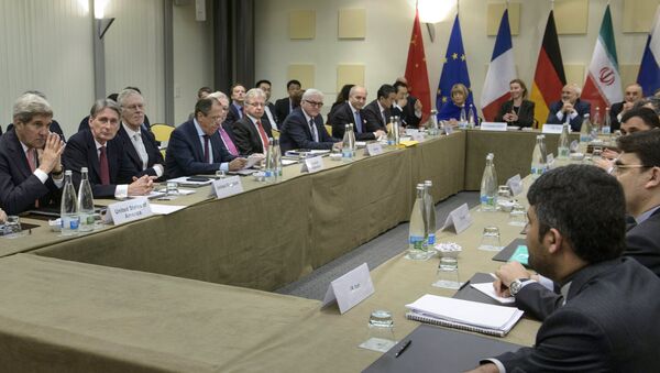 U.S. Secretary of State John Kerry (L), British Foreign Secretary Philip Hammond (2nd L), Russian Foreign Minister Sergei Lavrov (4th L), German Foreign Minister Frank Walter Steinmeier (7th L), French Foreign Minister Laurent Fabius (8th L) and Chinese Foreign Minister Wang Yi (9th L) wait with others before the start of a meeting with P5+1, European Union and Iranian officials at the Beau Rivage Palace Hotel in Lausanne - Sputnik Afrique