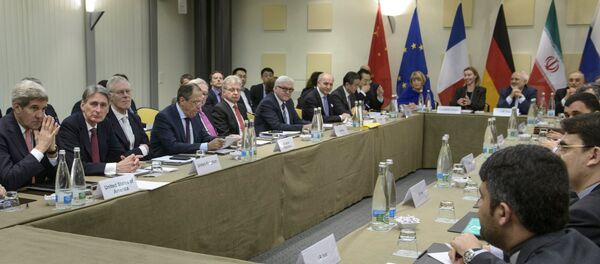 U.S. Secretary of State John Kerry (L), British Foreign Secretary Philip Hammond (2nd L), Russian Foreign Minister Sergei Lavrov (4th L), German Foreign Minister Frank Walter Steinmeier (7th L), French Foreign Minister Laurent Fabius (8th L) and Chinese Foreign Minister Wang Yi (9th L) wait with others before the start of a meeting with P5+1, European Union and Iranian officials at the Beau Rivage Palace Hotel in Lausanne - Sputnik Afrique