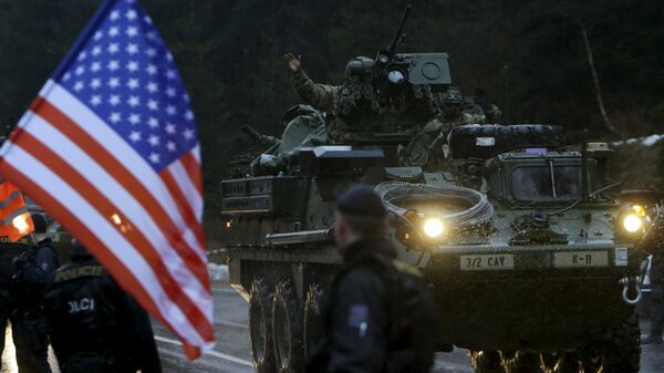 A soldier of the U.S. Army waves as he arrives in the Czech Republic during the Dragoon Ride military exercise in Harrachov March 29, 2015. - Sputnik Afrique