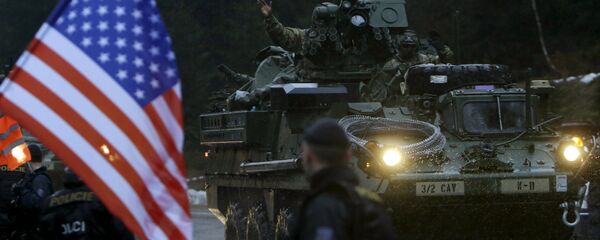 A soldier of the U.S. Army waves as he arrives in the Czech Republic during the Dragoon Ride military exercise in Harrachov March 29, 2015. - Sputnik Afrique