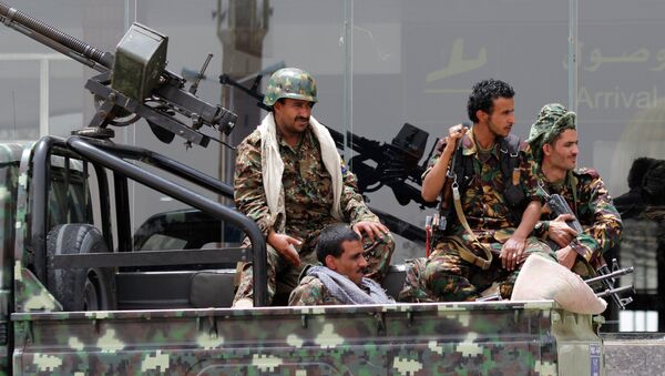 Shiite rebels, known as Houthis, wearing an army uniform, ride on an armed truck to patrol the international airport in Sanaa, Yemen, Saturday, March 28, 2015. - Sputnik Afrique