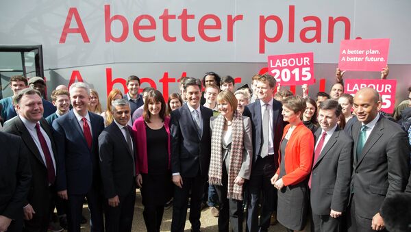 Britain's opposition Labour Party Ed Miliband (C) poses with members of his shadow cabinet to launch his party's 2015 General Election campaign in east London, March 27, 2015 - Sputnik Afrique