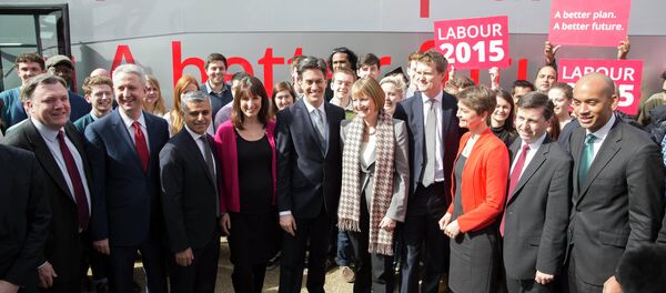 Britain's opposition Labour Party Ed Miliband (C) poses with members of his shadow cabinet to launch his party's 2015 General Election campaign in east London, March 27, 2015 - Sputnik Afrique