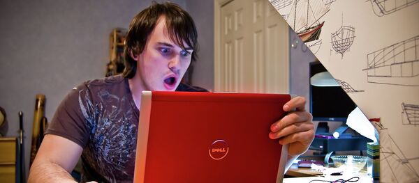 Юноша за компьютером удивлен Юноша за компьютером удивлен - Sputnik Afrique