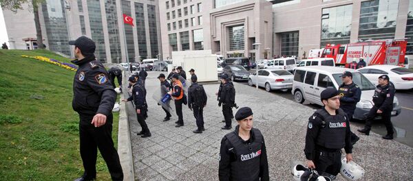 Turkish riot police stand guard outside the Justice Palace in Istanbul March 31, 2015. - Sputnik Afrique