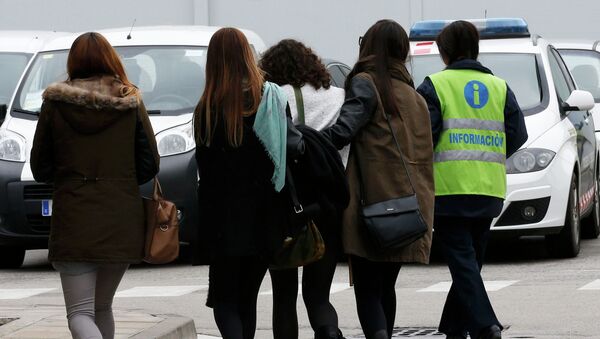 An assistant (R) escorts people believed to be family members of those killed in Germanwings plane crash as they arrive at Barcelona's El Prat airport March 24, 2015. - Sputnik Afrique