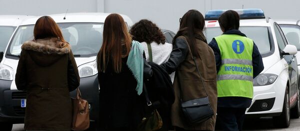 An assistant (R) escorts people believed to be family members of those killed in Germanwings plane crash as they arrive at Barcelona's El Prat airport March 24, 2015. - Sputnik Afrique