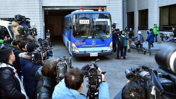 Cameramen take images of a prison bus carrying Korean Air heiress Cho Hyun-Ah as she arrives at a court for her trial in Seoul - Sputnik Afrique