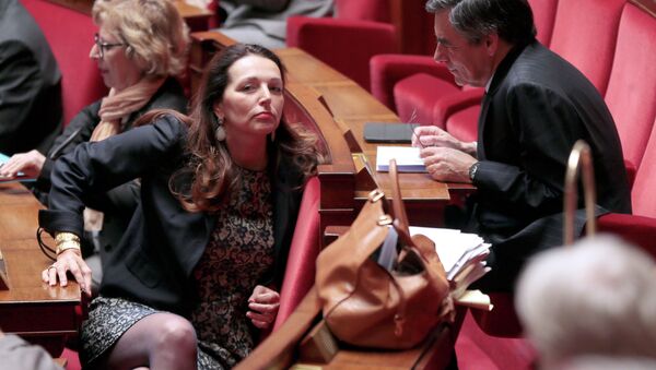 French UMP right-wing party's deputy and former French Prime Minister Francois Fillon (R) speaks with French UMP deputy Valerie Boyer - Sputnik Afrique
