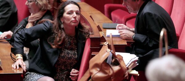 French UMP right-wing party's deputy and former French Prime Minister Francois Fillon (R) speaks with French UMP deputy Valerie Boyer - Sputnik Afrique