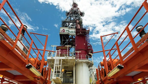 View from the deck of the tower of La Muralla IV exploration oil rig, operated by Mexican company Grupo R and working for Mexico's state-owned oil company PEMEX, in the Gulf of Mexico on August 30, 2013. - Sputnik Afrique