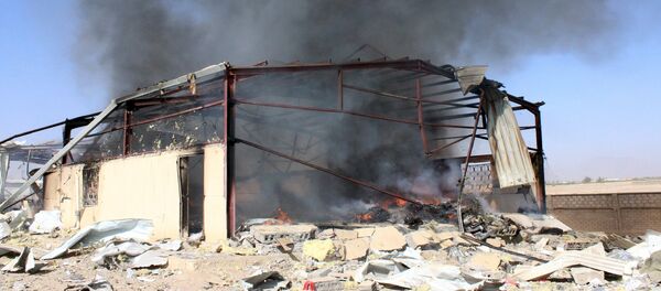 Smoke rises from a military supply post after it was hit by an air strike in Yemen's northwestern city of Saada April 1, 2015. - Sputnik Afrique