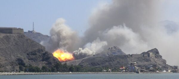 An arms depot explodes at the Jabal Hadeed military compound in Yemen's southern port city of Aden March 28, 2015 - Sputnik Afrique