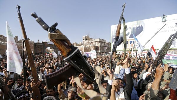 Followers of the Houthi group demonstrate against the Saudi-led air strikes on Yemen in Sanaa April 1, 2015. - Sputnik Afrique