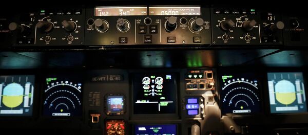 A picture inside a flight simulator shows the the cockpit of an Airbus A320 in Vienna on March 26, 2015. - Sputnik Afrique