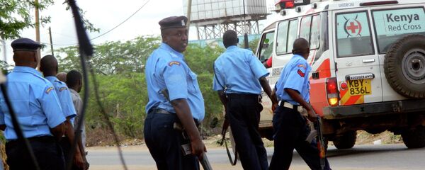 Kenyan police officers take positions outside the Garissa University College as an ambulance carrying the injured going to a hospital, during an attack by gunmen in Garissa, Kenya, Thursday, April 2, 2015. - Sputnik Afrique