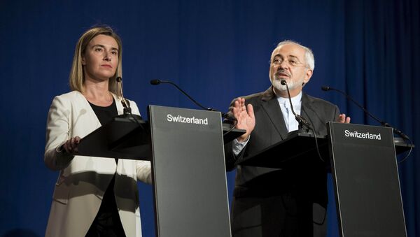 Iranian Foreign Minister Javad Zarif (R) delivers a statement, flanked by European Union High Representative for Foreign Affairs and Security Policy Federica Mogherini, at the Swiss Federal Institute of Technology in Lausanne on April 2, 2015 - Sputnik Afrique