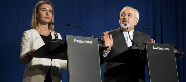 Iranian Foreign Minister Javad Zarif (R) delivers a statement, flanked by European Union High Representative for Foreign Affairs and Security Policy Federica Mogherini, at the Swiss Federal Institute of Technology in Lausanne on April 2, 2015 - Sputnik Afrique