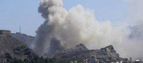 Smoke rises from an arms depot at the Jabal Hadeed military compound in Yemen's southern port city of Aden March 28, 2015. - Sputnik Afrique