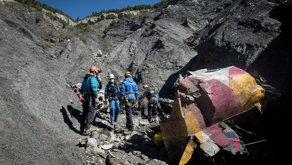Rescue workers and investigators, seen in this picture made available to the media by the French Interior Ministry April 1, 2015, work near debris from wreckage at the crash site of a Germanwings Airbus A320, near Seyne-les-Alpes - Sputnik Afrique