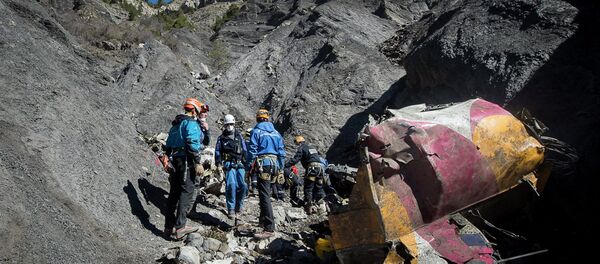 Rescue workers and investigators, seen in this picture made available to the media by the French Interior Ministry April 1, 2015, work near debris from wreckage at the crash site of a Germanwings Airbus A320, near Seyne-les-Alpes - Sputnik Afrique