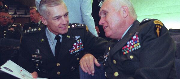 Wesley Clark, left, talks with Gen. Robert H. Scales Jr - Sputnik Afrique