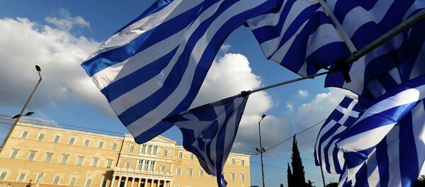 Protesters gather in front of the parliament during an anti-austerity and pro-government demonstration in Athens February 15, 2015 - Sputnik Afrique