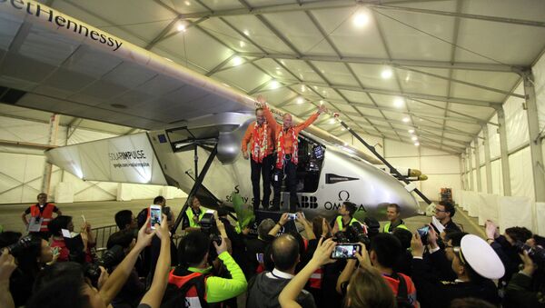 Swiss pilots Andre Borschberg (L) and Bertrand Piccard (R) of Solar Impulse 2, wave to the media after landing in Chongqing airport at 1:35 am (17:35 GMT Monday) after a 22-and-a-half hour flight from Myanmar, on March 31, 2015. - Sputnik Afrique