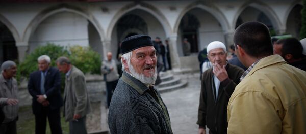 Crimean Tatars speak to each other after the prayer in a mosque marking the Eid al-Adha, celebrated by Muslims worldwide, in Bakhchisarai, Crimea - Sputnik Afrique