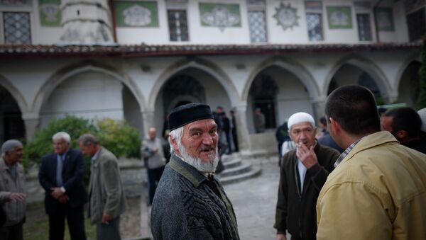Crimean Tatars speak to each other after the prayer in a mosque marking the Eid al-Adha, celebrated by Muslims worldwide, in Bakhchisarai, Crimea - Sputnik Afrique