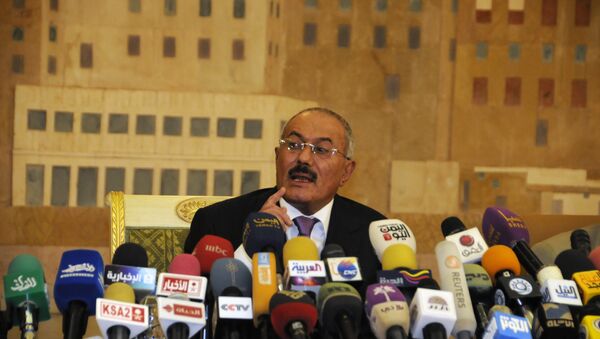 Yemen's Ex-president Ali Abdullah Saleh speaks to reporters during a press conference at the Presidential Palace in Sanaa, Yemen. File photo - Sputnik Afrique