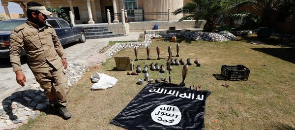 Islamic State flag and ammunition - Sputnik Afrique