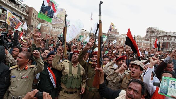 Shiite rebels, known as Houthis, gather to protest against Saudi-led airstrikes, during a rally in Sanaa, Yemen - Sputnik Afrique