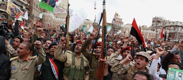 Shiite rebels, known as Houthis, gather to protest against Saudi-led airstrikes, during a rally in Sanaa, Yemen - Sputnik Afrique