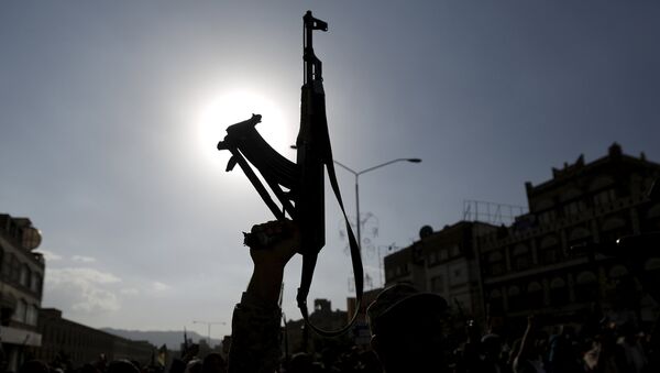A follower of the Houthi group holds up his rifle as he demonstrates against the Saudi-led air strikes on Yemen, in Sanaa April 1, 2015. - Sputnik Afrique