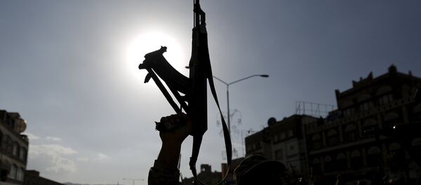 Un partisan du groupe Houthi brandit son fusil Un partisan du groupe Houthi brandit son fusil - Sputnik Afrique