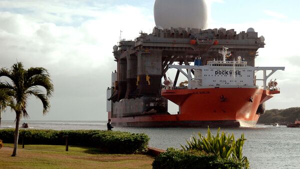 This image provided by the U.S. Navy shows the heavy lift vessel MV Blue Marlin entering Pearl Harbor, Hawaii with the Sea Based X-Band Radar (SBX) aboard Jan. 9 2006 - Sputnik Afrique