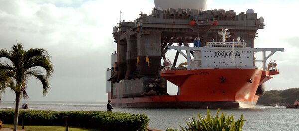 This image provided by the U.S. Navy shows the heavy lift vessel MV Blue Marlin entering Pearl Harbor, Hawaii with the Sea Based X-Band Radar (SBX) aboard Jan. 9 2006 - Sputnik Afrique