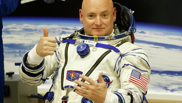 U.S. astronaut Scott Kelly, crew member of the mission to the International Space Station, ISS, gestures prior the launch of a Soyuz-FG rocket at the Russian leased Baikonur cosmodrome, Kazakhstan, Friday, March 27, 2015 - Sputnik Afrique