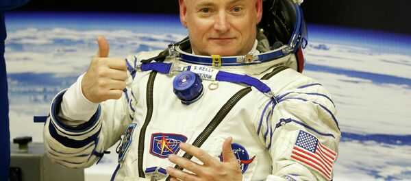 U.S. astronaut Scott Kelly, crew member of the mission to the International Space Station, ISS, gestures prior the launch of a Soyuz-FG rocket at the Russian leased Baikonur cosmodrome, Kazakhstan, Friday, March 27, 2015 - Sputnik Afrique