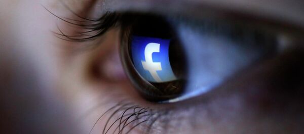 Logo de Facebook reflété dans l'œil d'un internaute - Sputnik Afrique