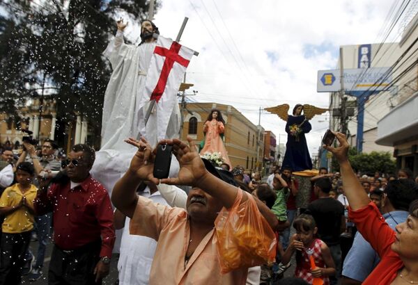Les catholiques célèbrent Pâques - Sputnik Afrique