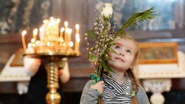 Une fille dans la cathédrale du Christ-Sauveur à Moscou - Sputnik Afrique