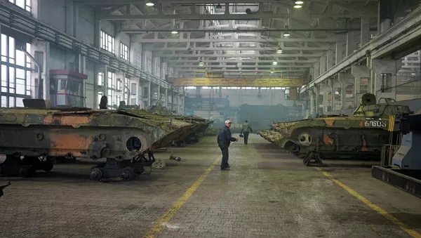 Employees work on armoured vehicles at an armor repair plant on September 23, 2014 in Zhytomyr, some 150kms west of Kiev - Sputnik Afrique