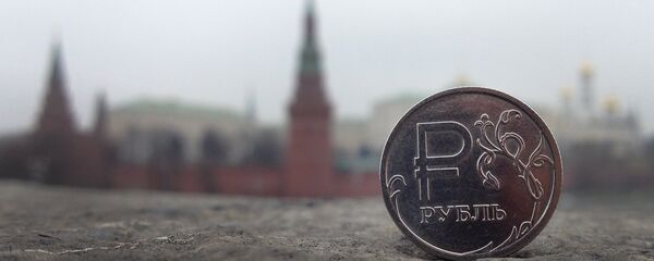 A Russian ruble coin is pictured in front of the Kremlin in in central Moscow, on November 6, 2014 A Russian ruble coin is pictured in front of the Kremlin in in central Moscow, on November 6, 2014 - Sputnik Afrique