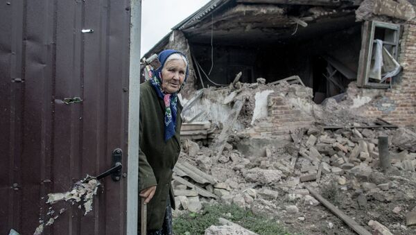 Разрушения после артобстрела поселка Голубовка под Славянском - Sputnik Afrique