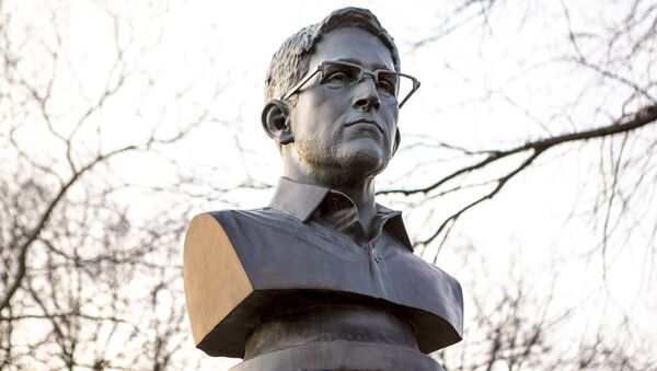 A large molded bust of Edward Snowden is pictured in Fort Greene Park at the Brooklyn borough of New York in this April 6, 2015 - Sputnik Afrique