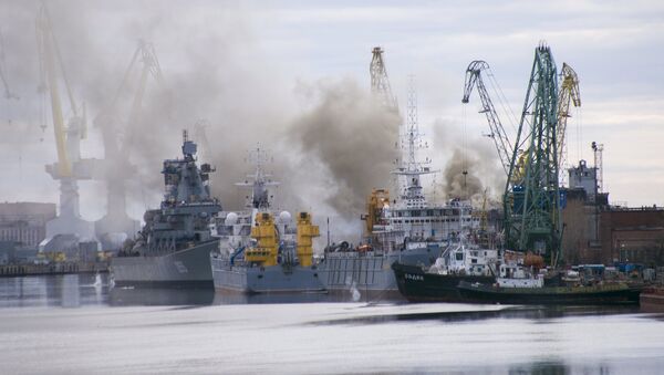 A general view shows smoke rising above a dock at the Zvyozdochka shipyard in the north Russian city of Severodvinsk April 7, 2015 - Sputnik Afrique