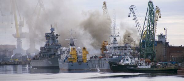 A general view shows smoke rising above a dock at the Zvyozdochka shipyard in the north Russian city of Severodvinsk April 7, 2015 - Sputnik Afrique
